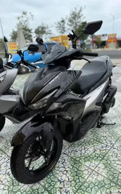 Xe máy Yamaha NVX 155 màu đen, đỏ