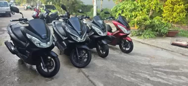 Xe máy Honda PCX màu trắng, đen, đỏ