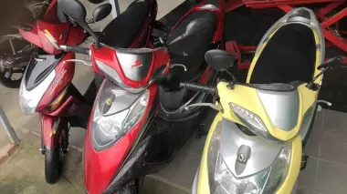Xe máy tay ga SYM màu đỏ, vàng