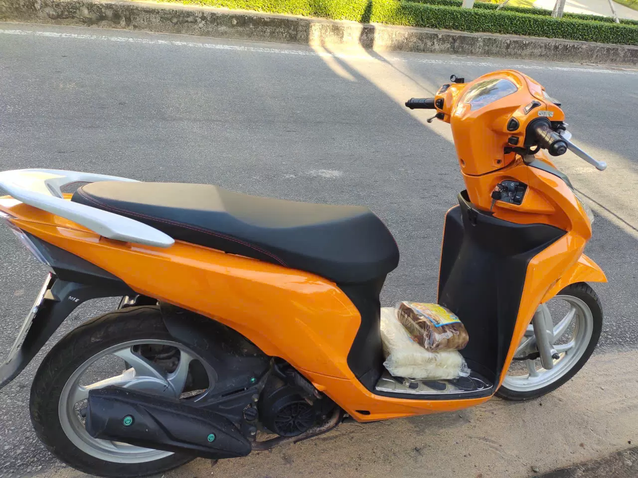 Xe máy Honda Vision màu cam đen