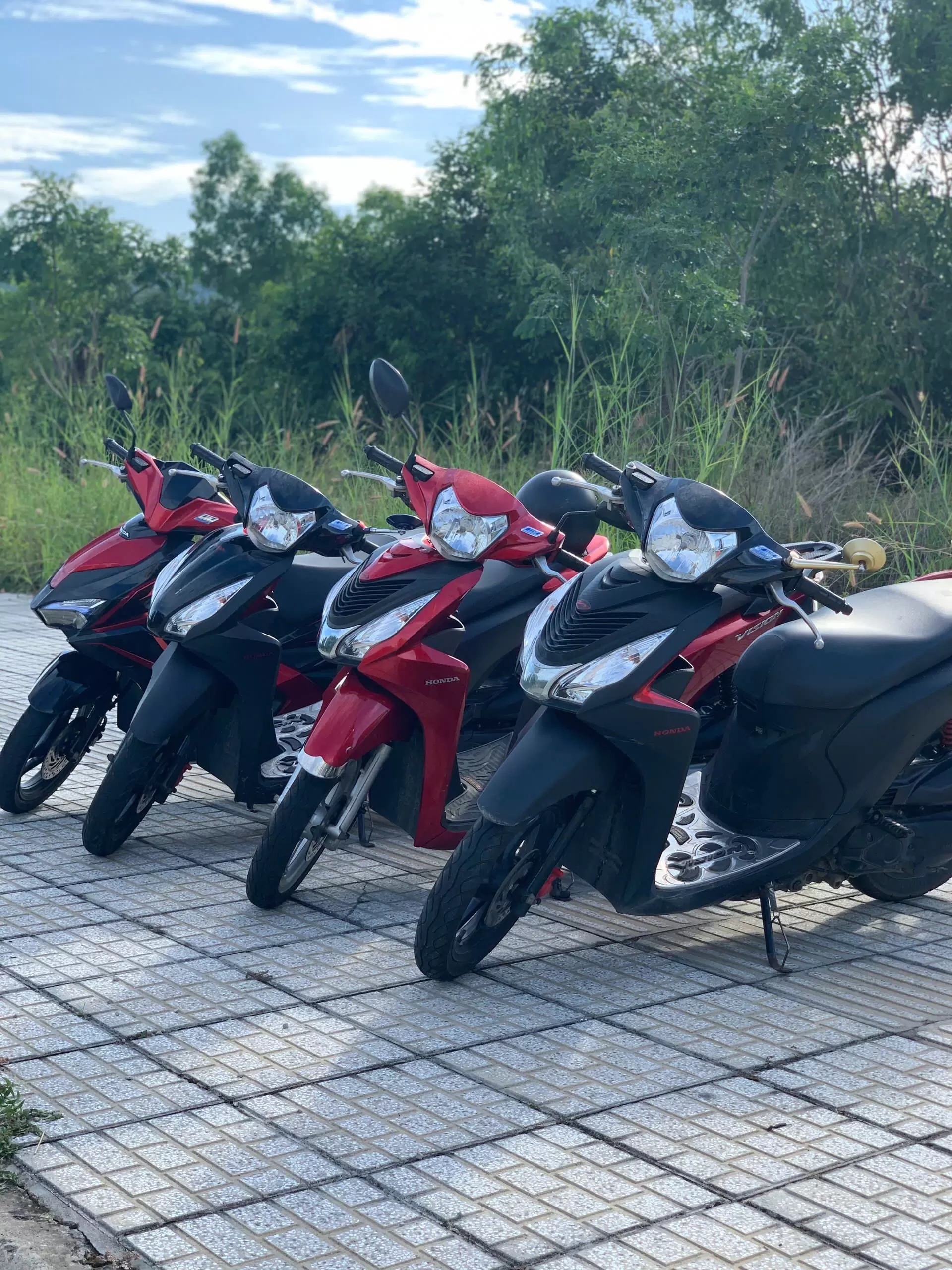 Xe máy Honda Vision màu đen, đỏ