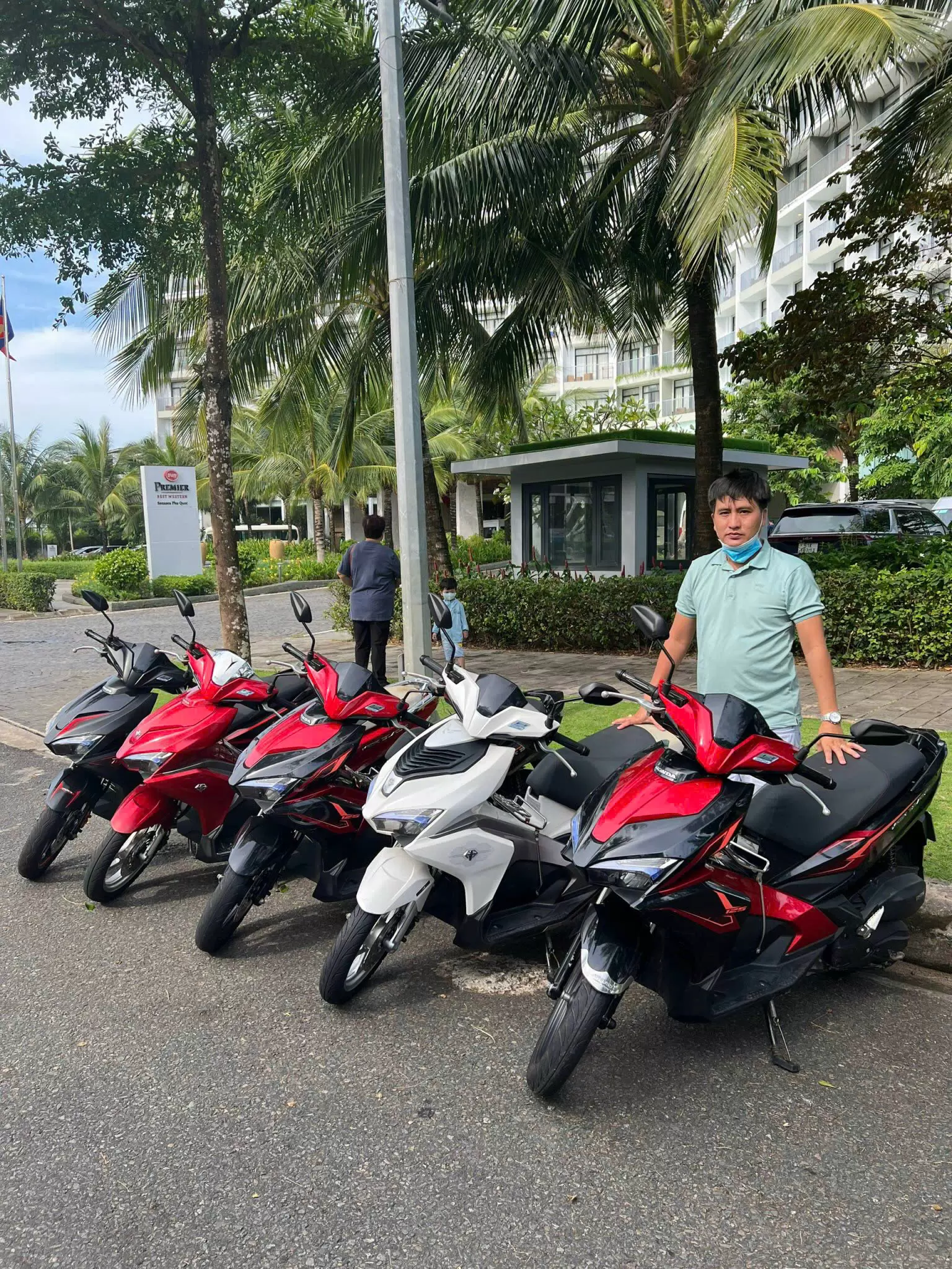 Xe máy Honda Air Blade đen, đỏ, trắng