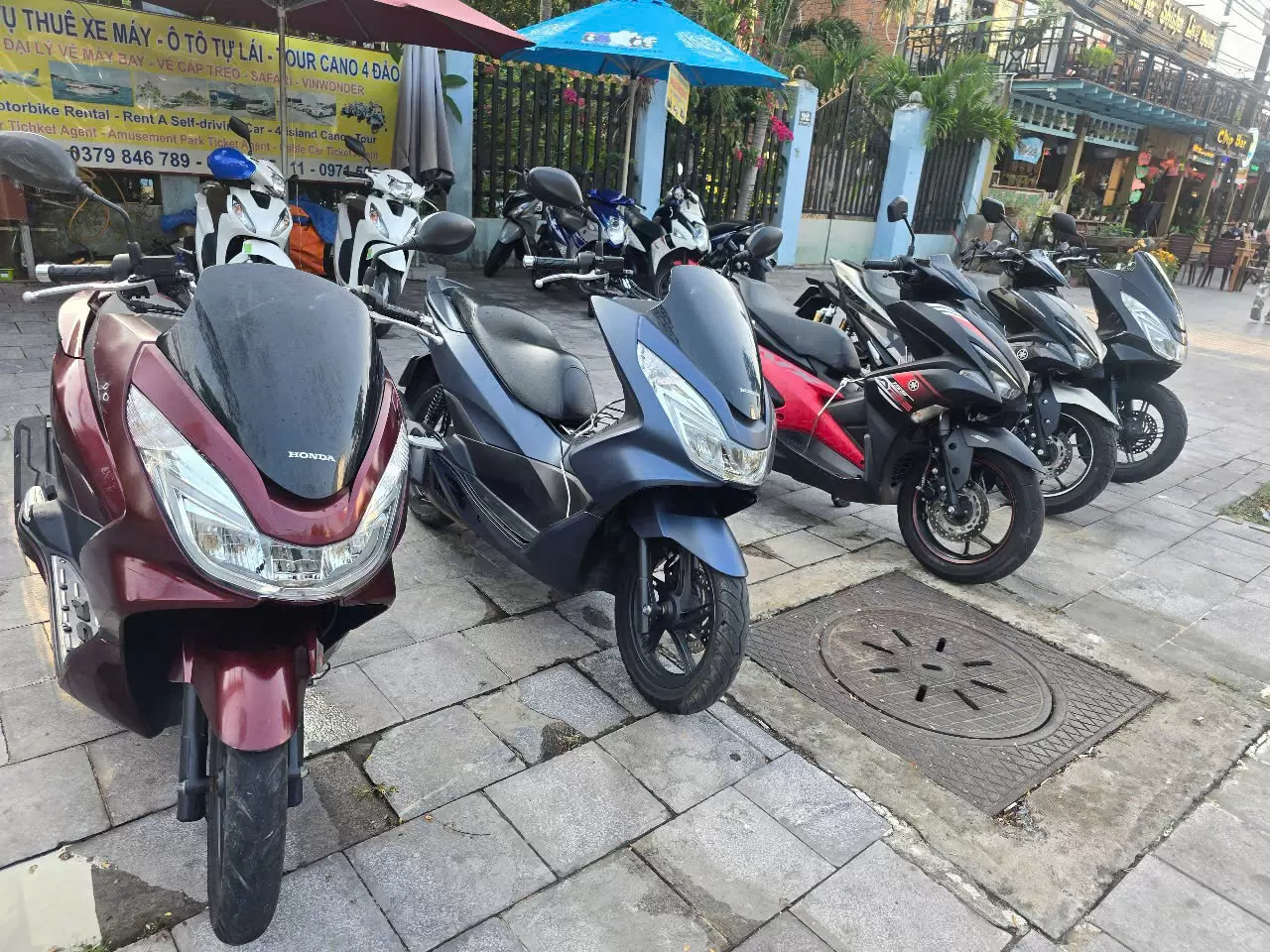 Xe máy Honda PCX màu đen, đỏ , xanh