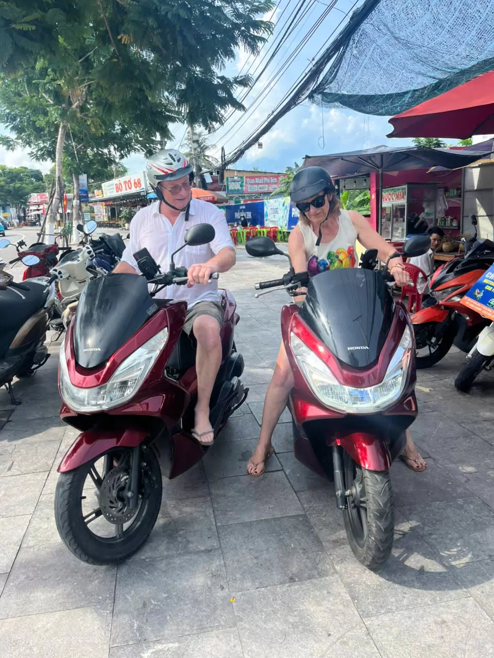 Xe máy Honda PCX màu đỏ pha
