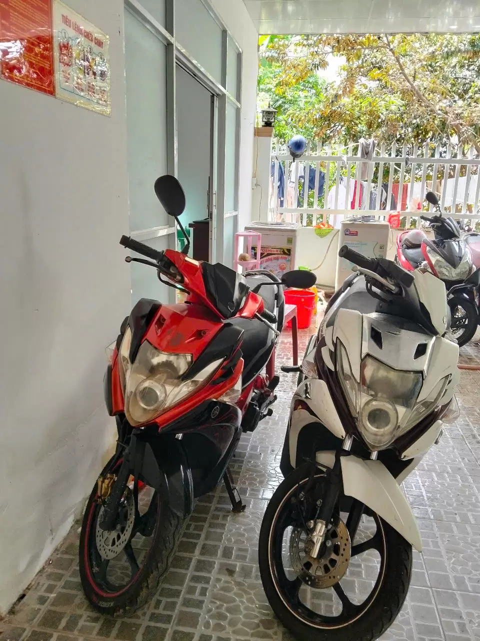 Xe máy Yamaha Nouvo FI trắng, đỏ