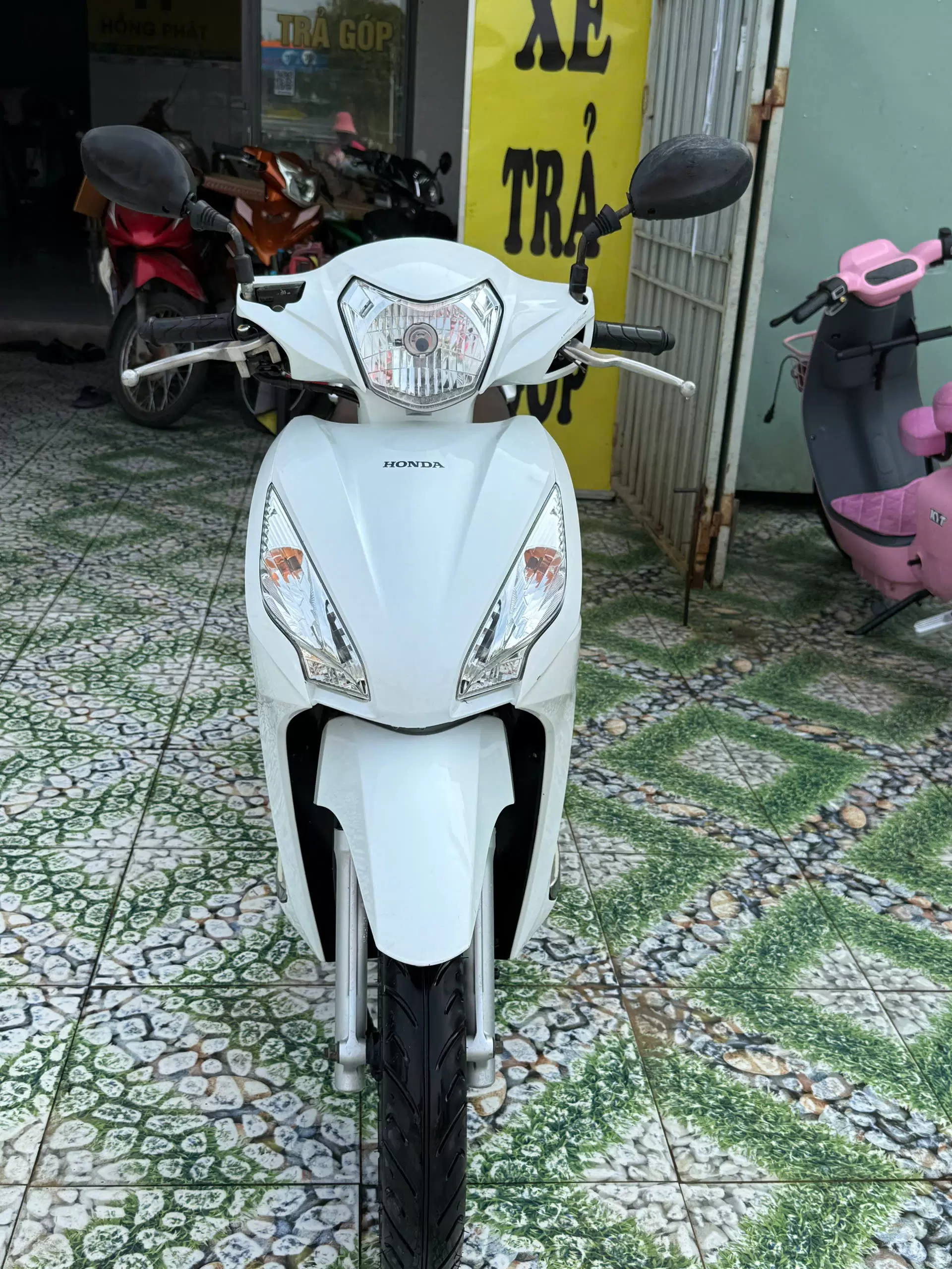 Xe máy Honda Vision màu trắng, đỏ