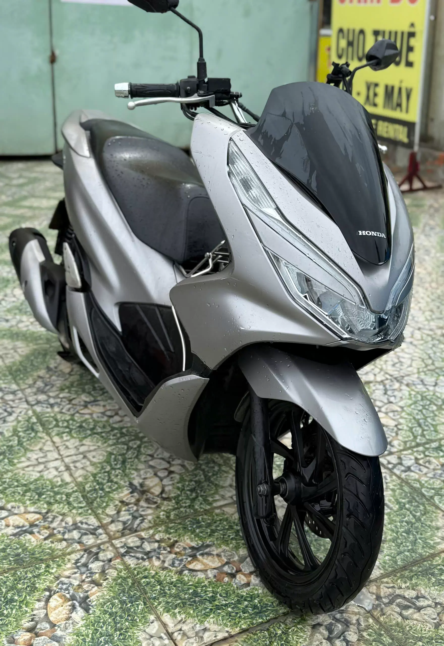 Xe máy Honda PCX màu xám bạc, đỏ