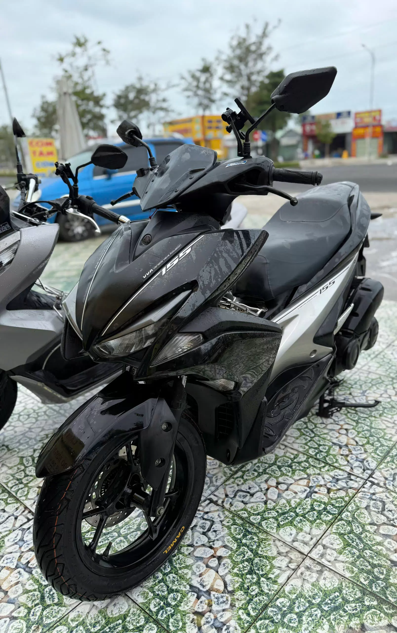 Xe máy Yamaha NVX 155 màu đen, đỏ