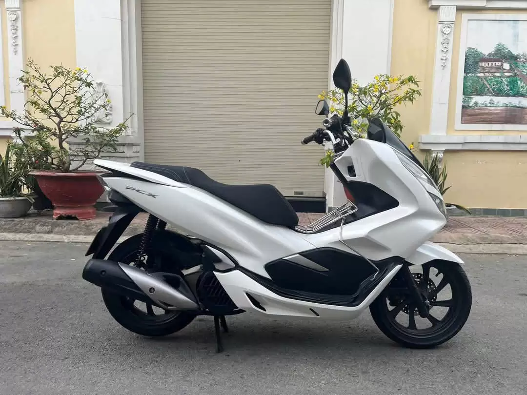 Xe máy Honda PCX màu trắng, đen, đỏ