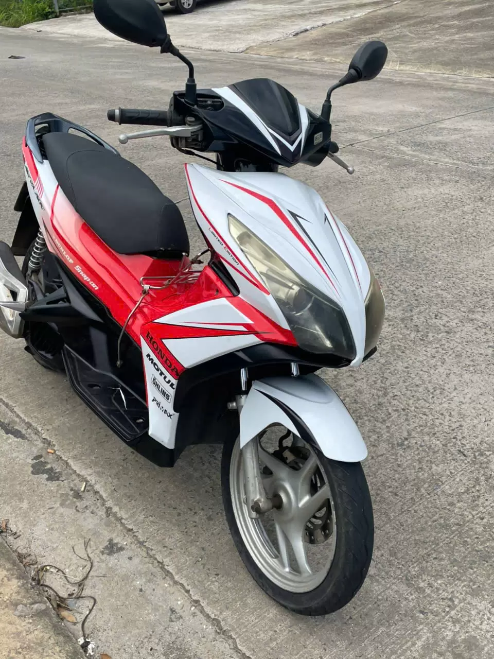 Xe máy Honda Air Blade trắng đỏ