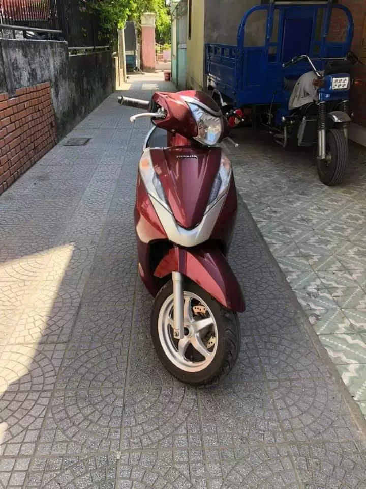 Xe máy Honda Lead màu đỏ đô