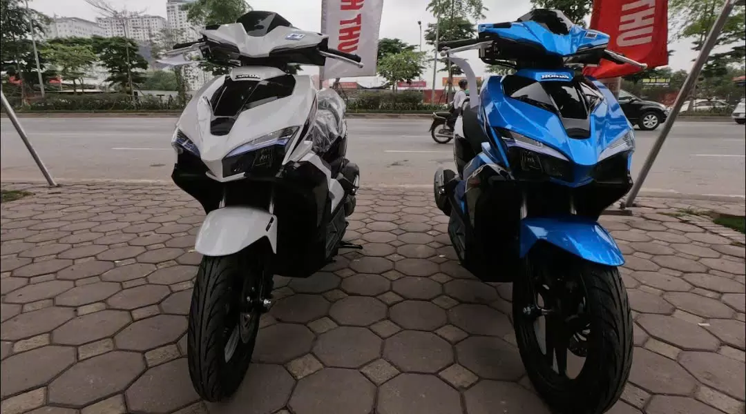 Xe máy Honda Air Blade trắng, xanh