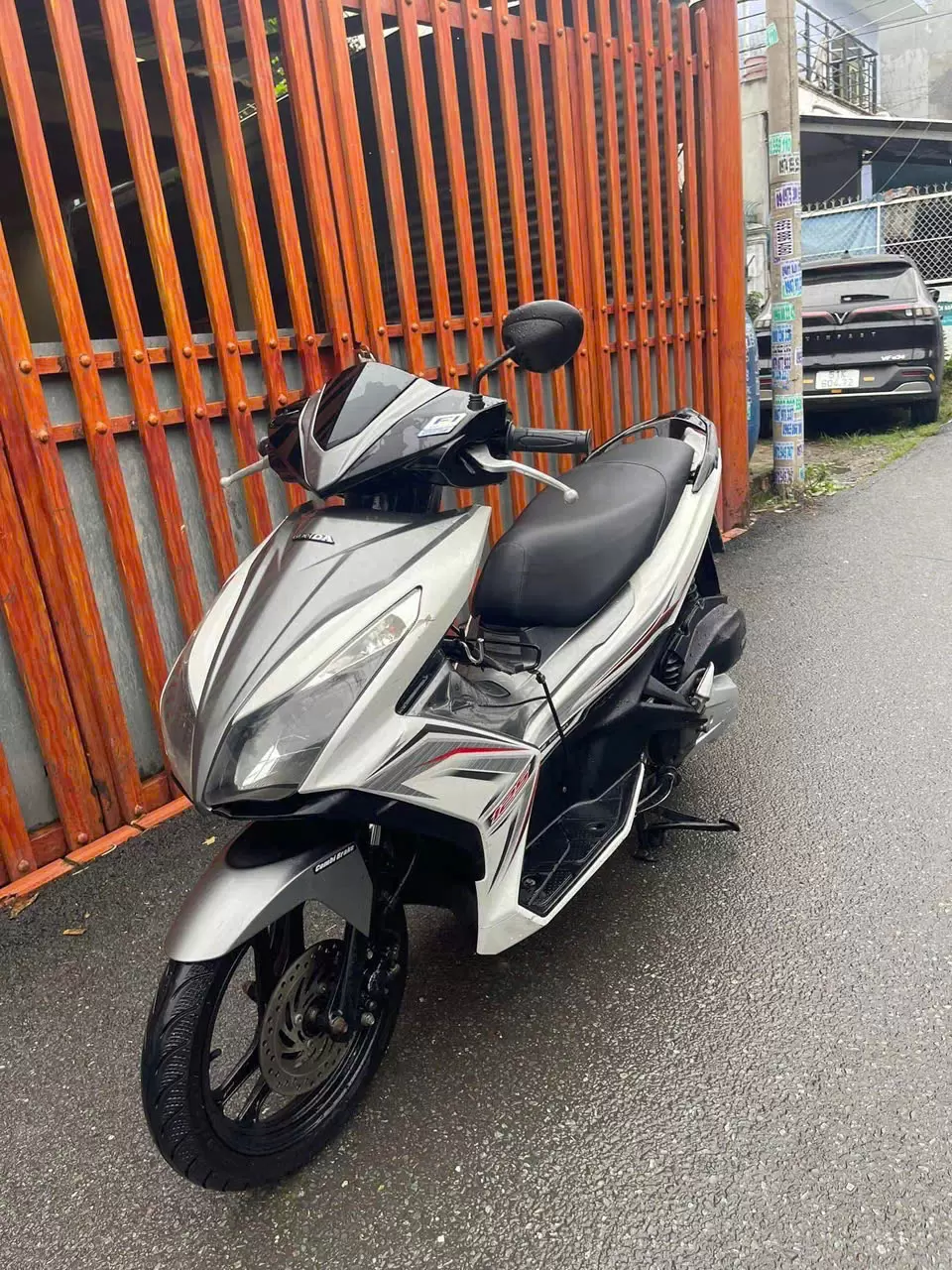 Xe máy Honda Air Blade trắng nhám