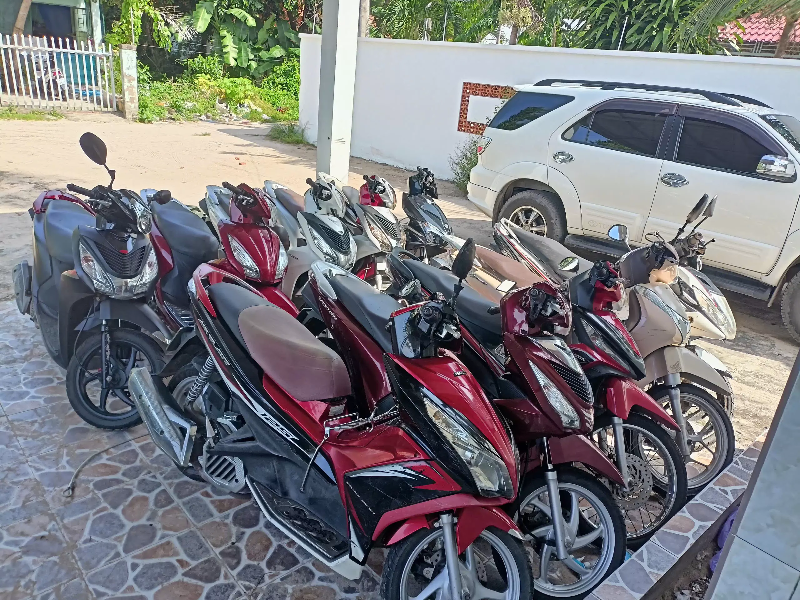 Xe máy Honda Vision và Honda Lead