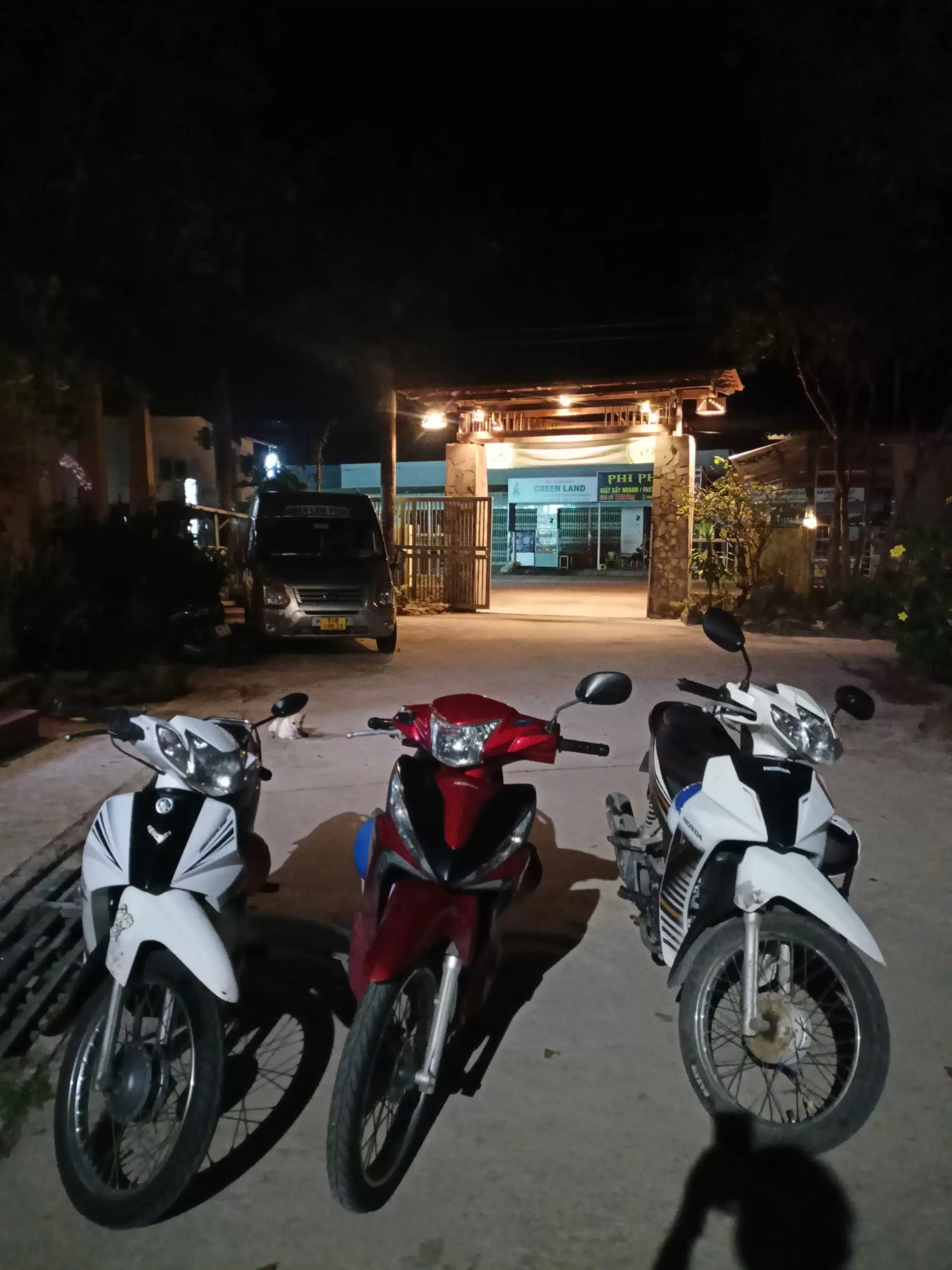 Xe máy Honda Wave màu trắng, đỏ