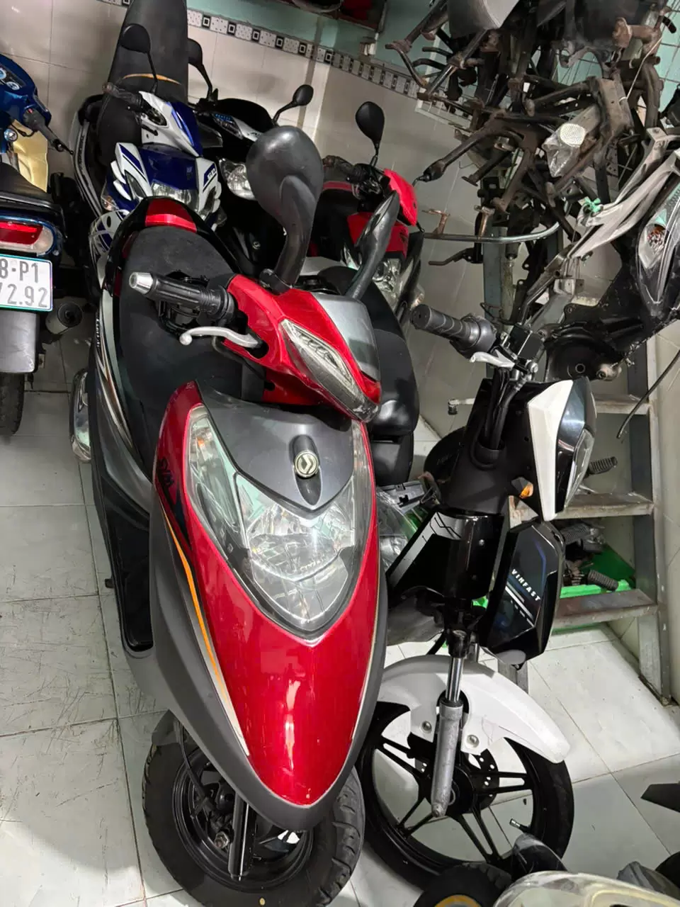 Xe máy tay ga SYM màu đỏ, vàng