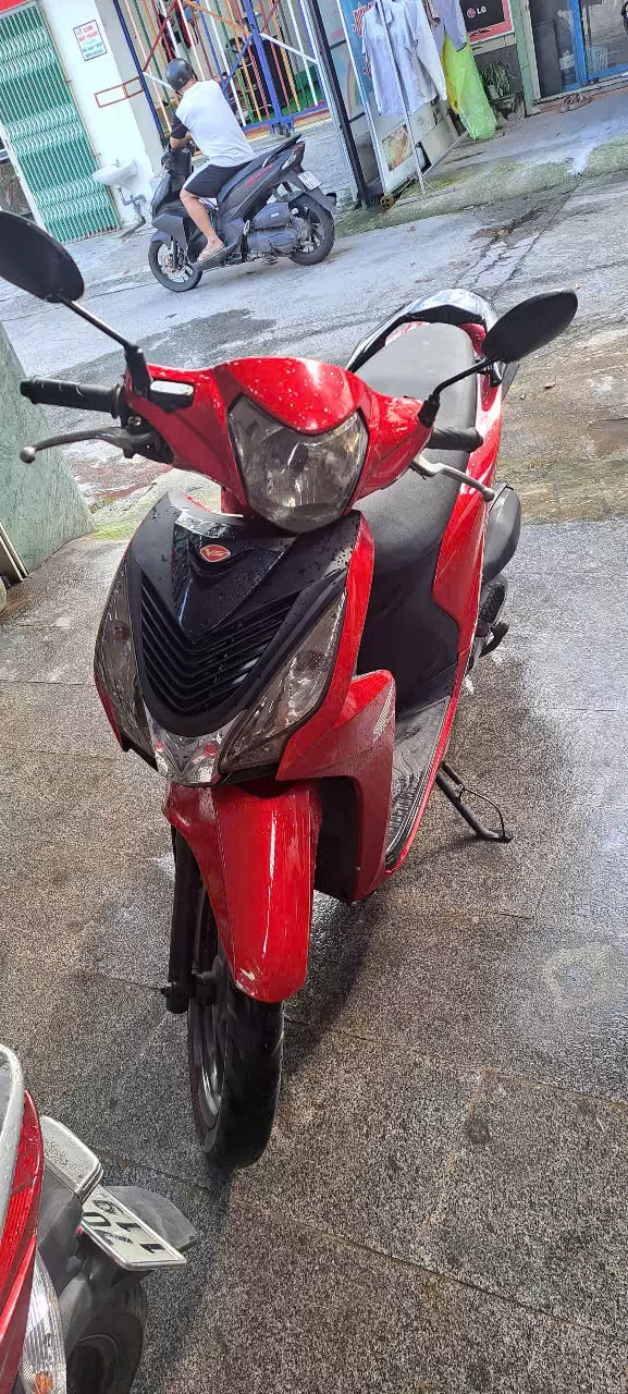 Xe máy Honda Vision màu đỏ