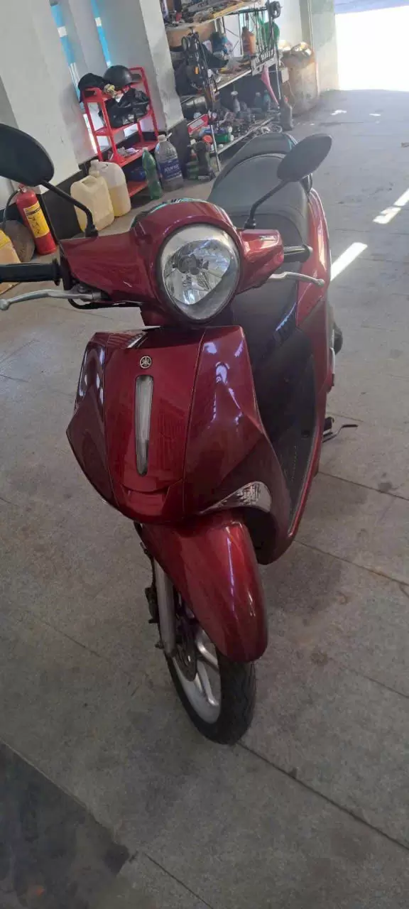 Xe máy Yamaha Janus màu đỏ
