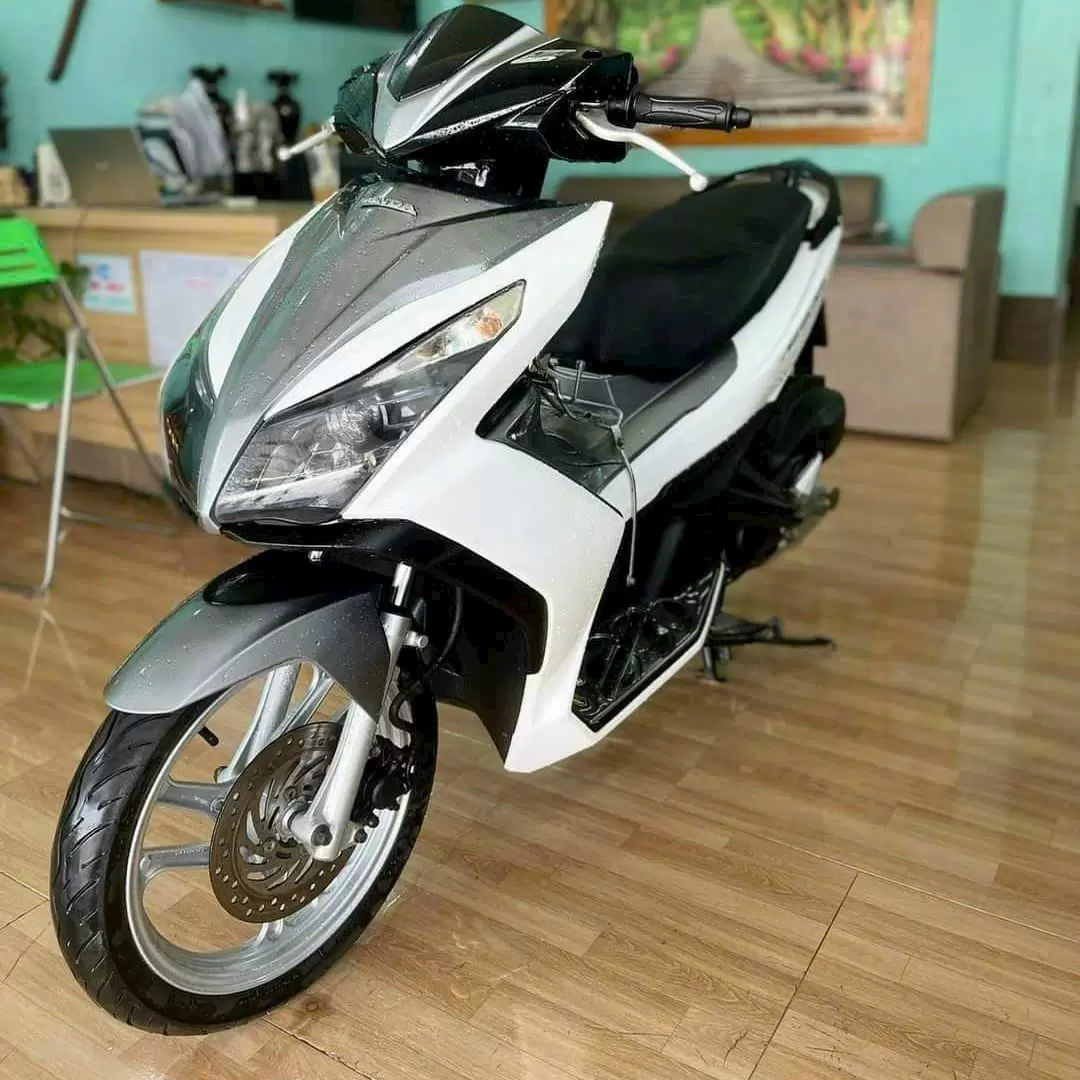 Xe máy Honda Air Blade màu trắng nhám