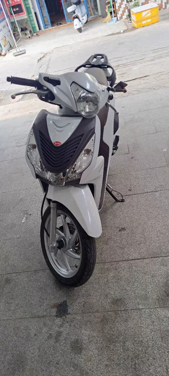 Xe máy Honda Vision màu trắng